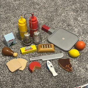 Melissa & Doug Kitchen Play Set wooden food ketchup mustard salt and pepper set
